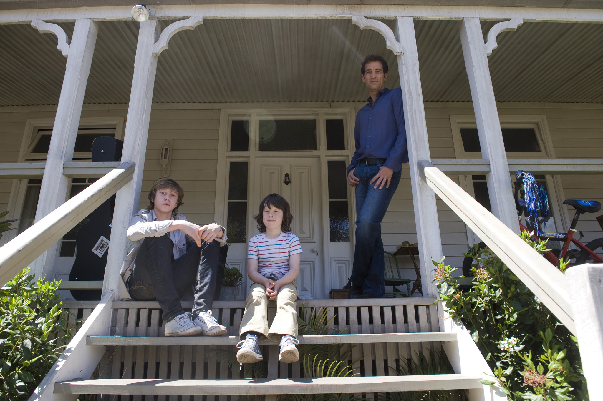 Still of Clive Owen, George MacKay and Nicholas McAnulty in The Boys Are Back (2009)