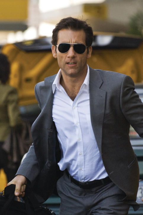 Still of Clive Owen in Sukti reikaliukai (2009)