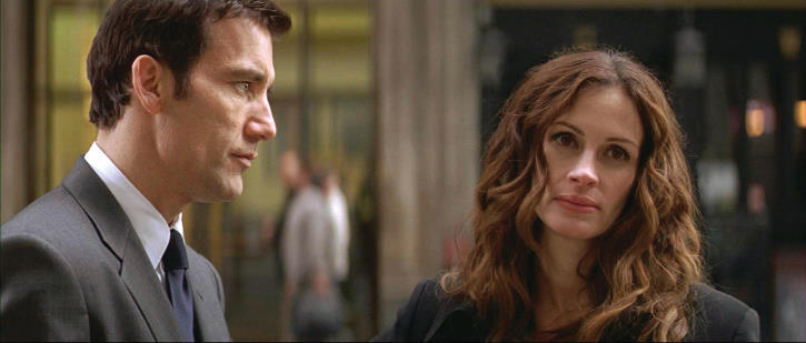 Still of Julia Roberts and Clive Owen in Sukti reikaliukai (2009)