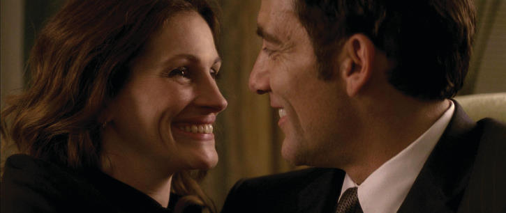 Still of Julia Roberts and Clive Owen in Sukti reikaliukai (2009)