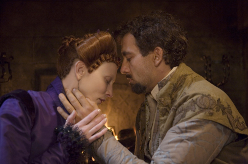 Still of Cate Blanchett and Clive Owen in Elizabeth: The Golden Age (2007)