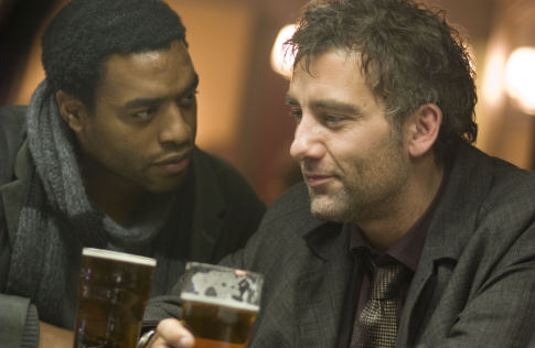 Still of Chiwetel Ejiofor and Clive Owen in Children of Men (2006)