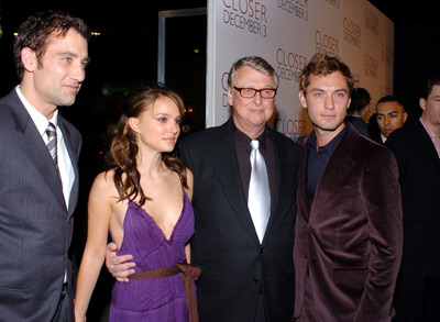 Jude Law, Natalie Portman and Clive Owen at event of Closer (2004)