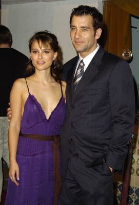 Natalie Portman and Clive Owen at event of Closer (2004)