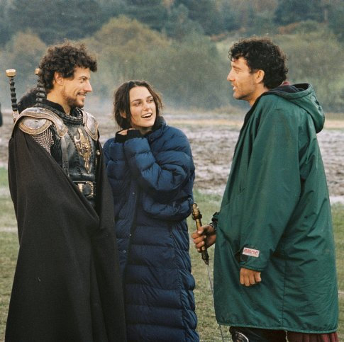 Still of Ioan Gruffudd, Keira Knightley and Clive Owen in Karalius Arturas (2004)