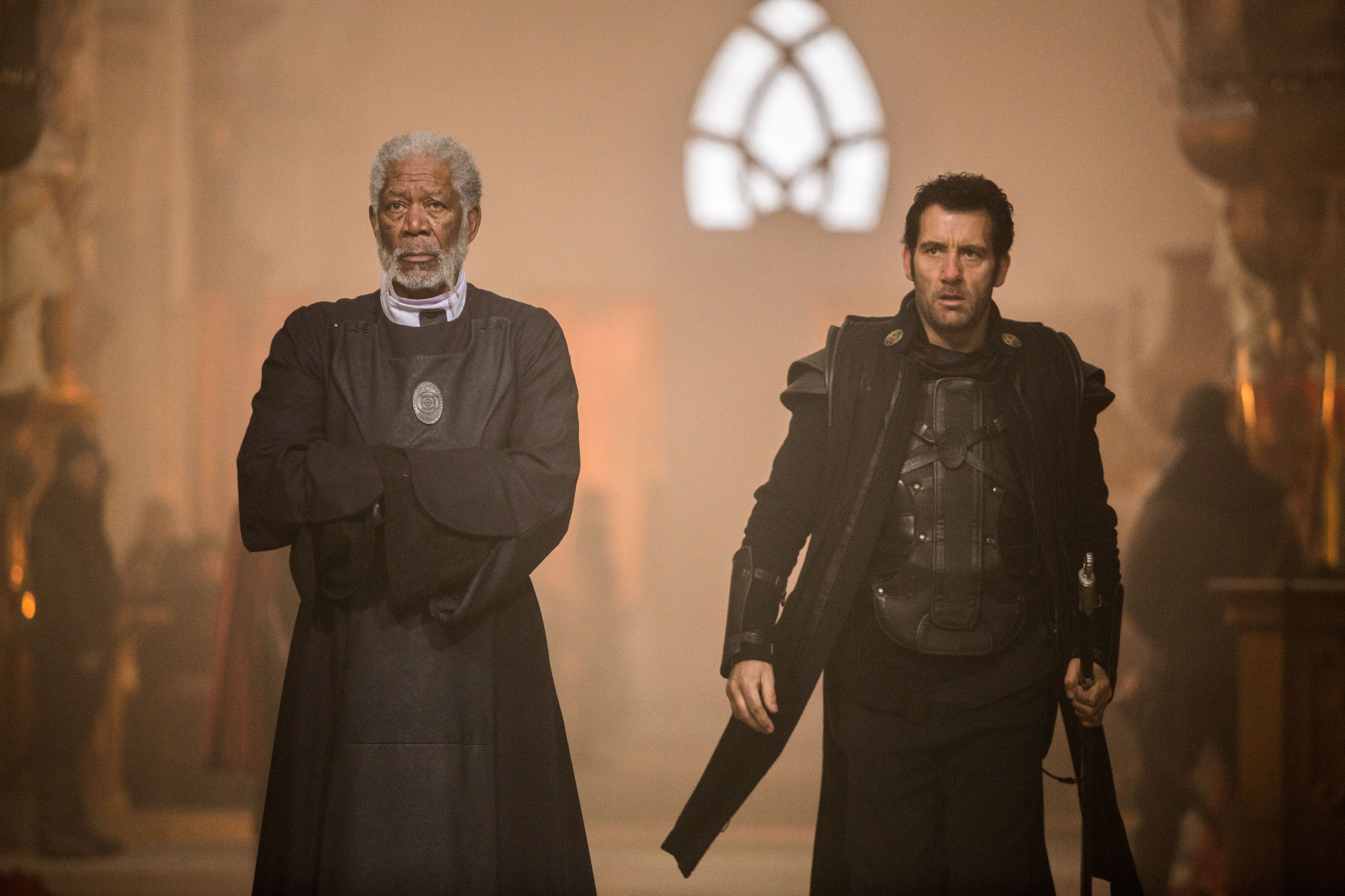 Still of Morgan Freeman and Clive Owen in Paskutiniai riteriai (2015)