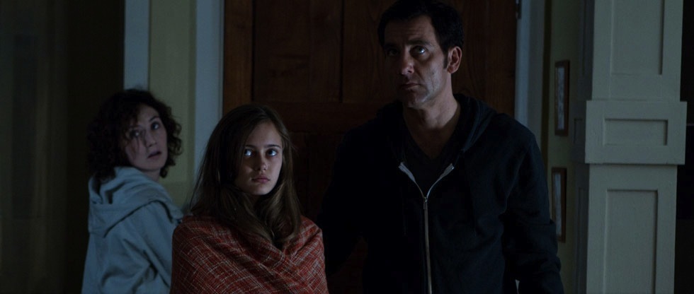 Still of Carice van Houten, Clive Owen and Ella Purnell in Intruders (2011)