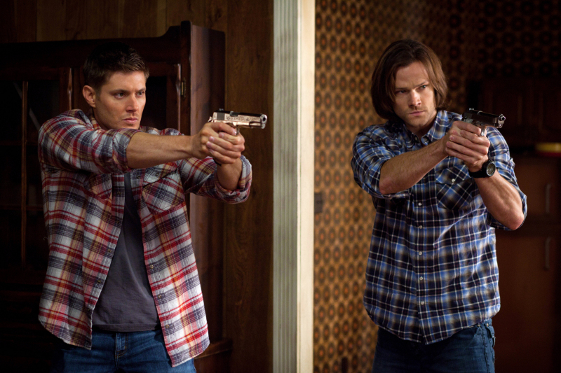 Still of Jensen Ackles and Jared Padalecki in Supernatural: Everybody Hates Hitler (2013)