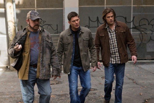 Still of Jensen Ackles, Jim Beaver and Jared Padalecki in Supernatural (2005)