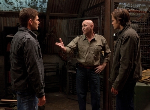 Still of Jensen Ackles, Jared Padalecki and Mitch Pileggi in Supernatural (2005)