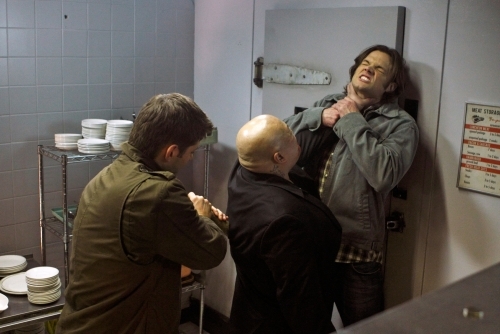 Still of Jensen Ackles, Jared Padalecki and King Lau in Supernatural (2005)