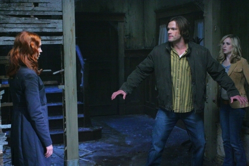 Still of Jared Padalecki, Julie McNiven and Amy Gumenick in Supernatural (2005)