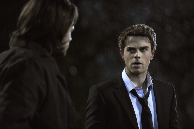 Still of Jared Padalecki and Nathaniel Buzolic in Supernatural (2005)