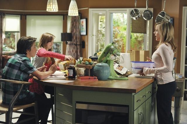 Still of Julie Benz and Kay Panabaker in No Ordinary Family (2010)