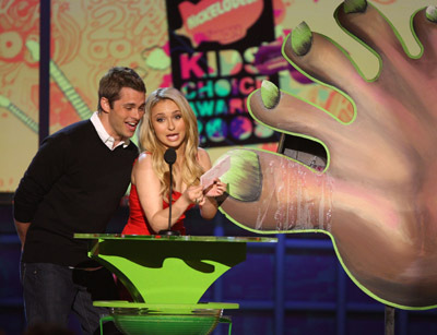 James Marsden and Hayden Panettiere at event of Nickelodeon Kids' Choice Awards 2008 (2008)