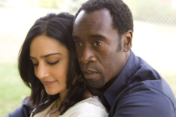 Still of Don Cheadle and Archie Panjabi in Isdavikas (2008)