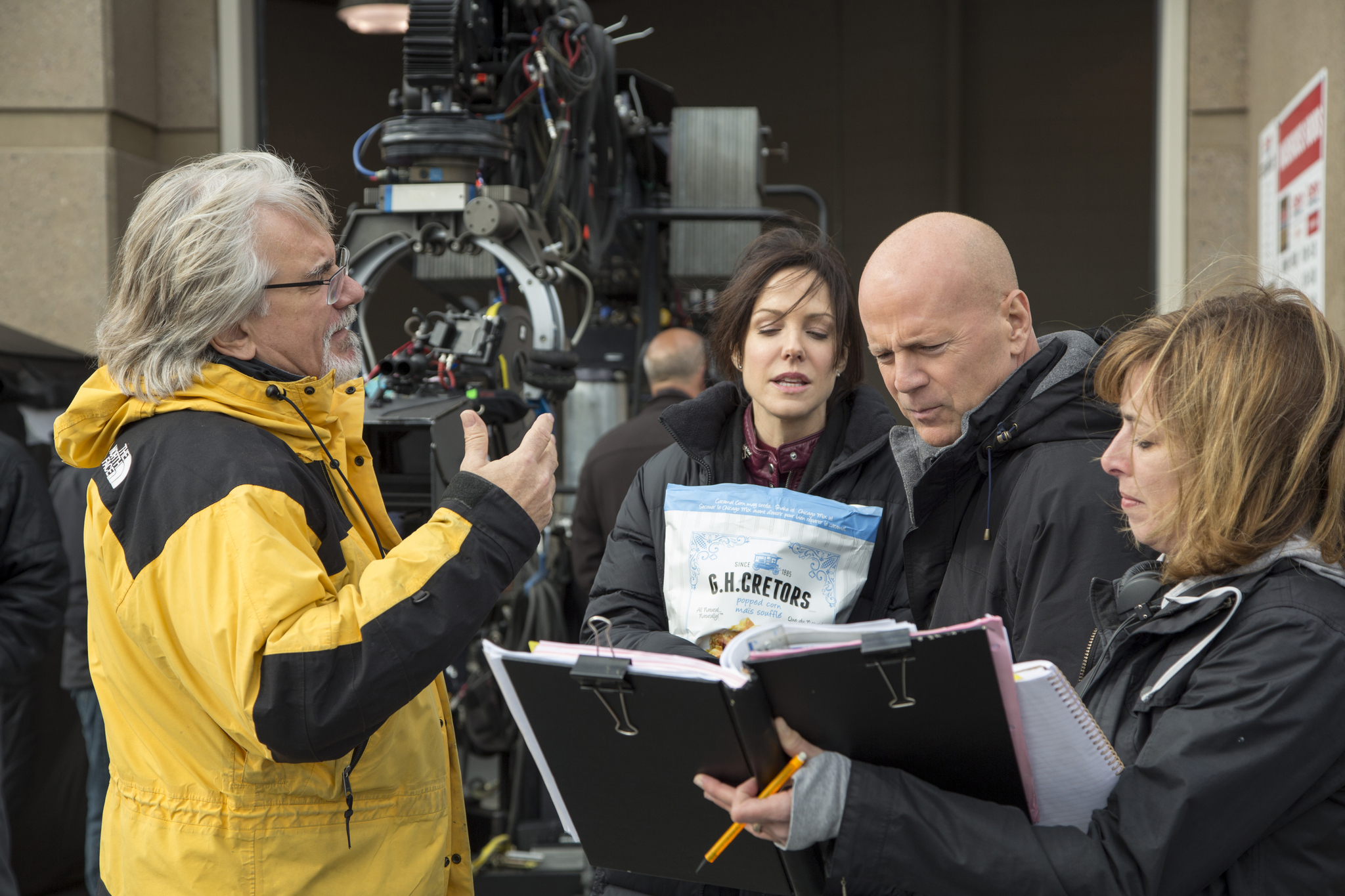 Bruce Willis, Mary-Louise Parker and Dean Parisot in Rizikinga Erzinti Diedukus 2 (2013)