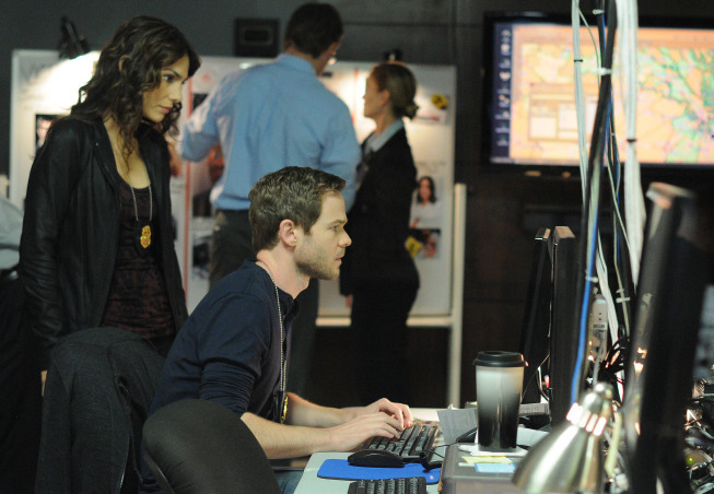 Still of Shawn Ashmore, Annie Parisse and Nicole Rivelli in The Following (2013)