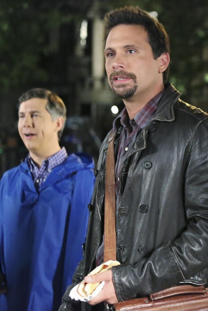 Still of Jeremy Sisto and Chris Parnell in Suburgatory (2011)