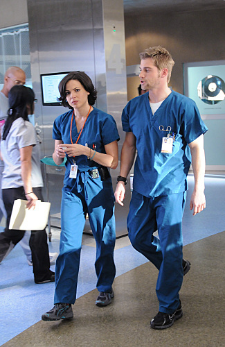 Still of Lana Parrilla and Mike Vogel in Miami Medical (2010)