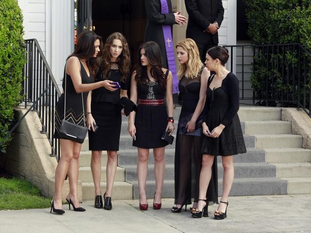 Still of Troian Bellisario, Janel Parrish, Lucy Hale, Ashley Benson and Shay Mitchell in Jaunosios melages (2010)