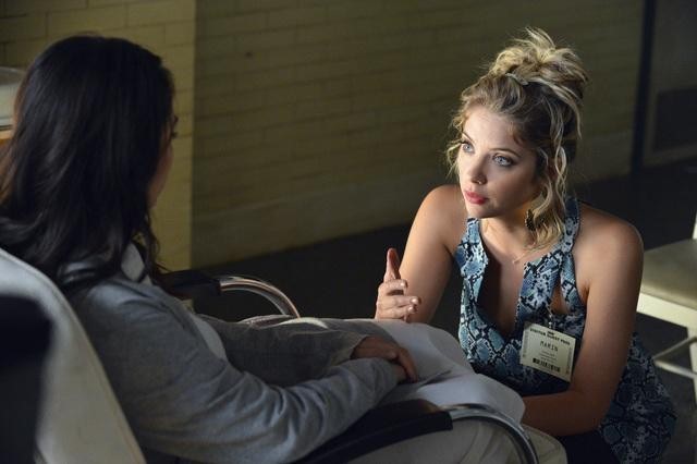 Still of Janel Parrish and Ashley Benson in Jaunosios melages (2010)