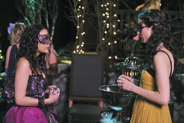 Still of Troian Bellisario and Janel Parrish in Jaunosios melages (2010)