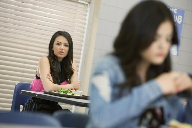 Still of Janel Parrish and Lucy Hale in Jaunosios melages (2010)