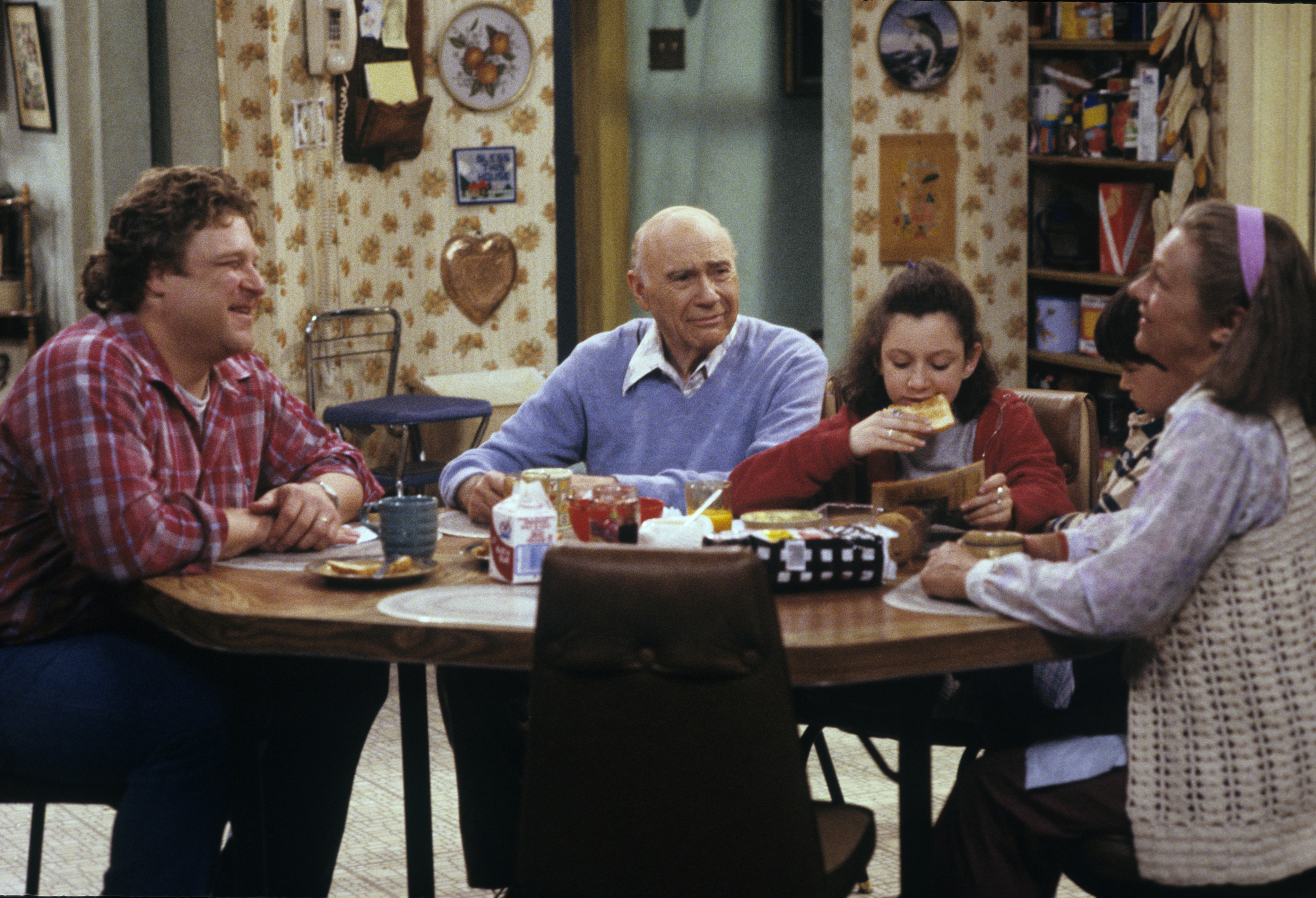 Still of John Goodman, Sara Gilbert, Estelle Parsons and John Randolph in Roseanne (1988)