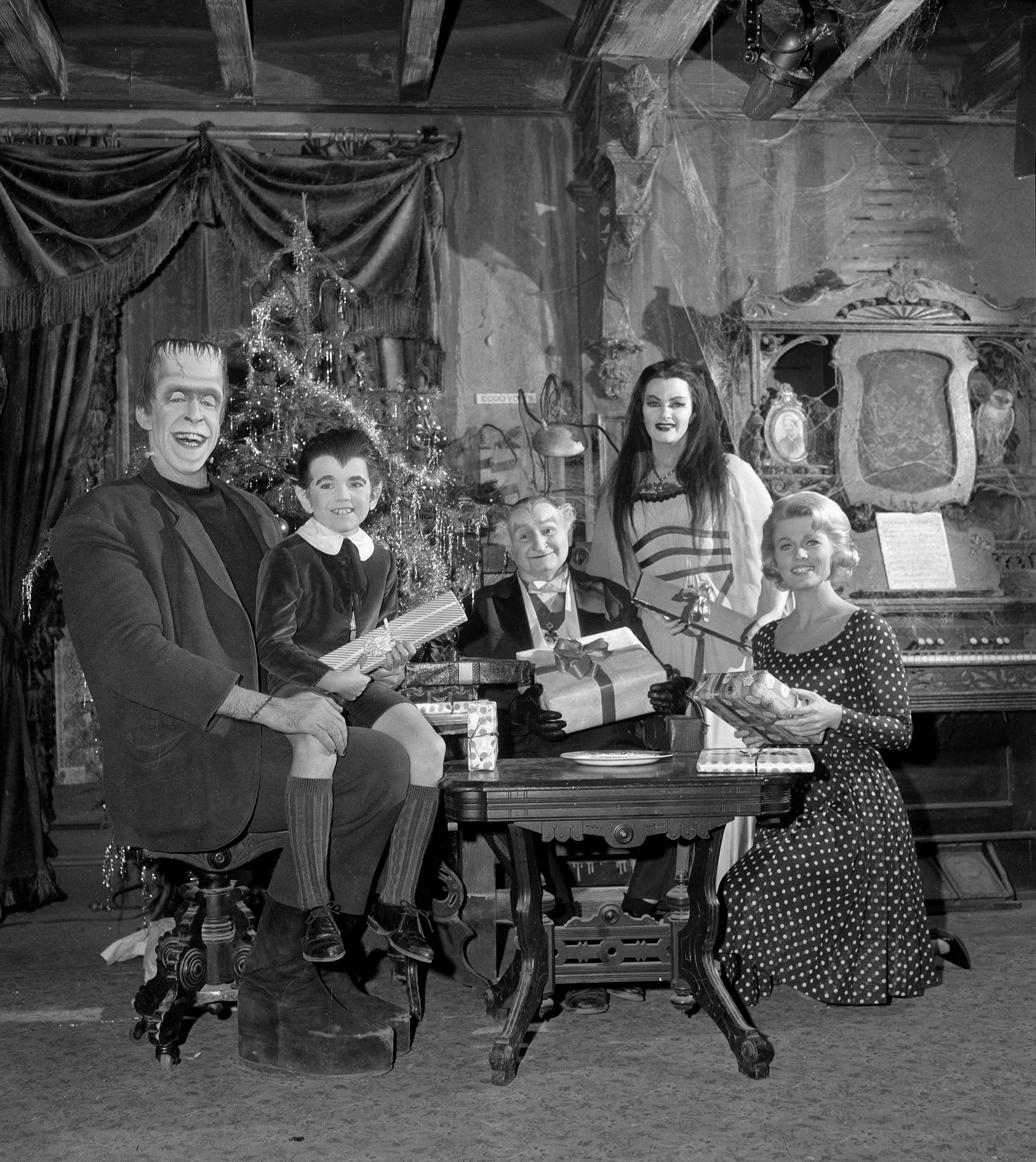 Still of Yvonne De Carlo, Fred Gwynne, Al Lewis, Butch Patrick and Pat Priest in The Munsters (1964)