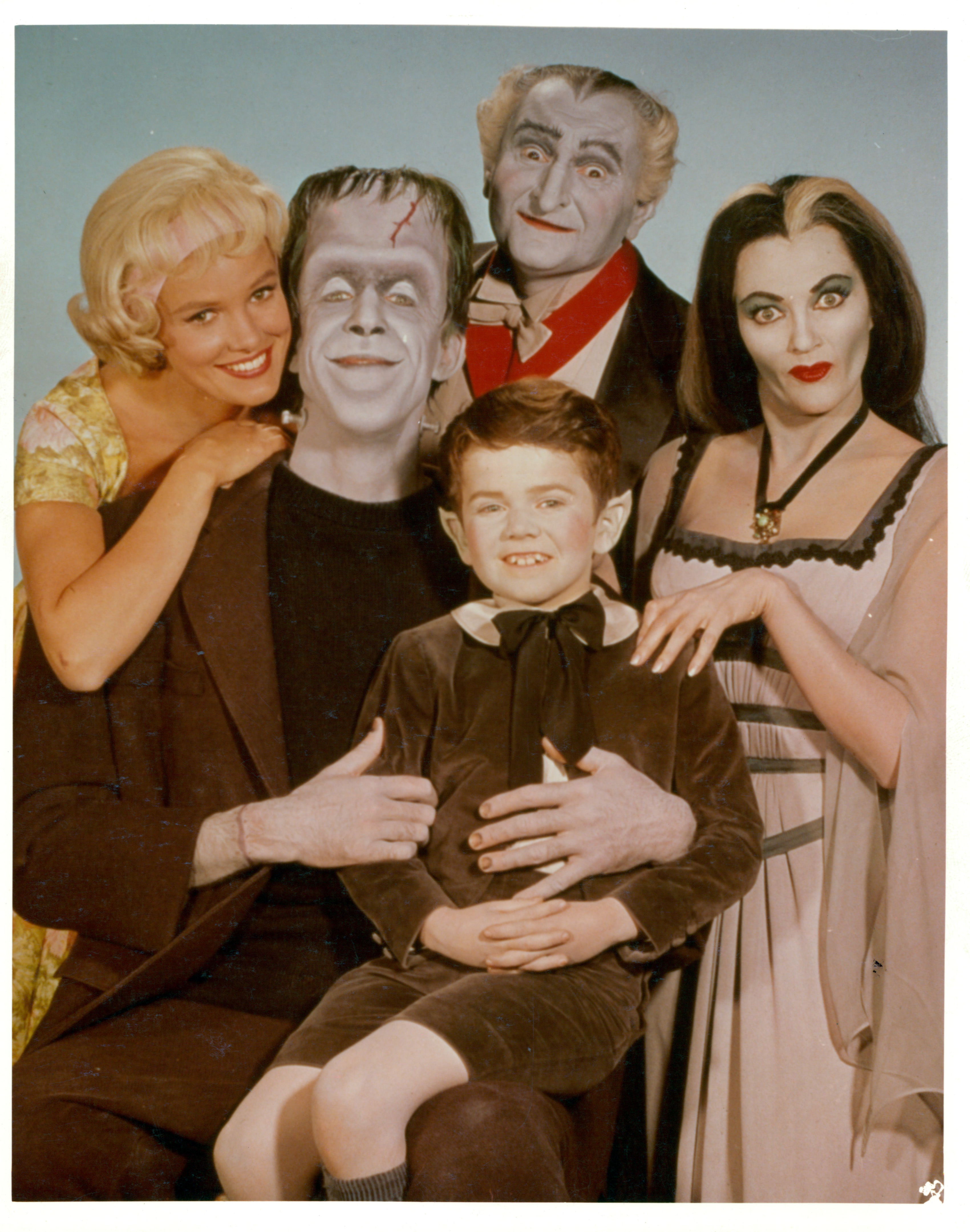 Still of Yvonne De Carlo, Fred Gwynne, Al Lewis, Butch Patrick and Pat Priest in The Munsters (1964)