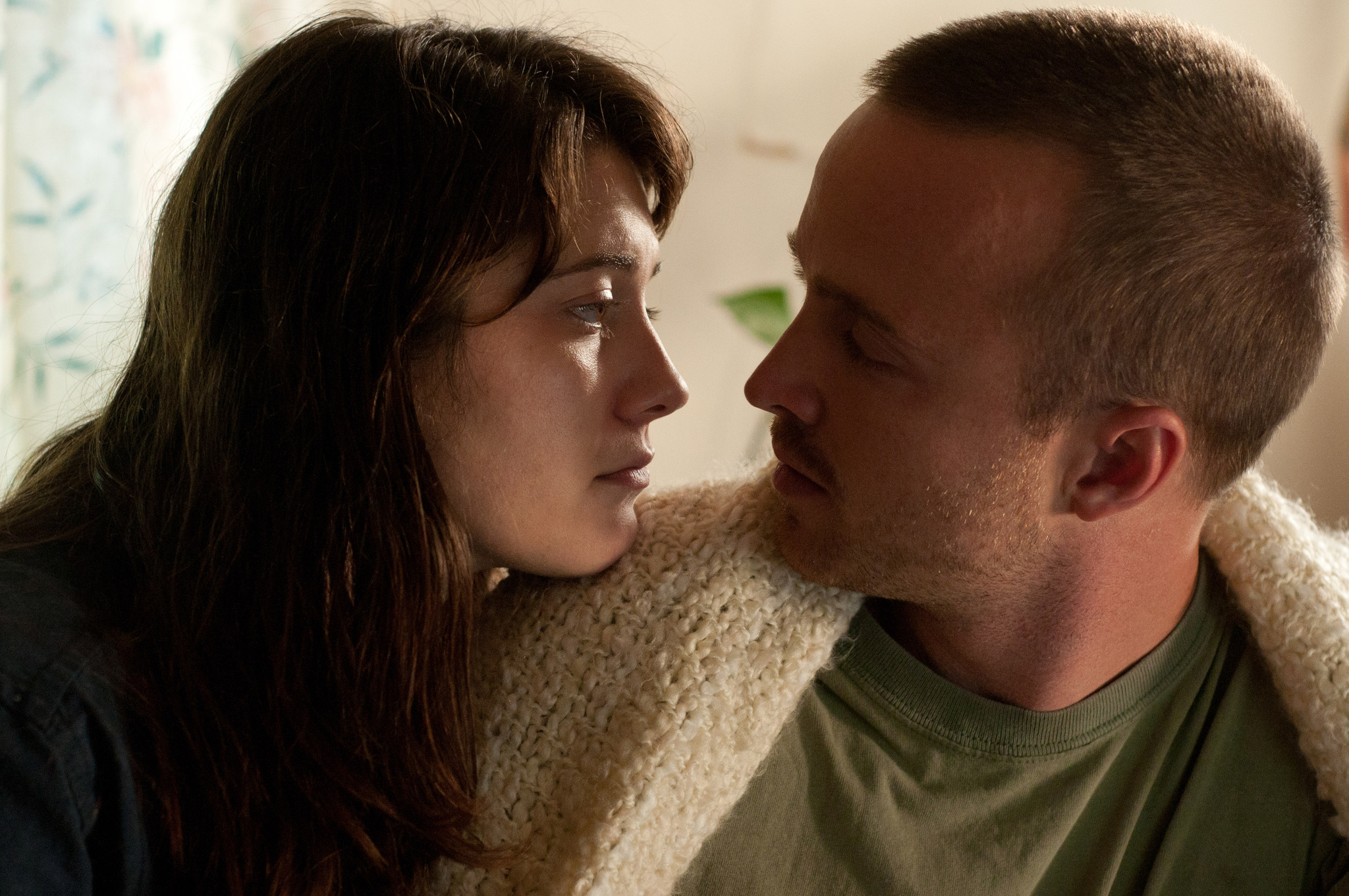 Still of Aaron Paul and Mary Elizabeth Winstead in Smashed (2012)