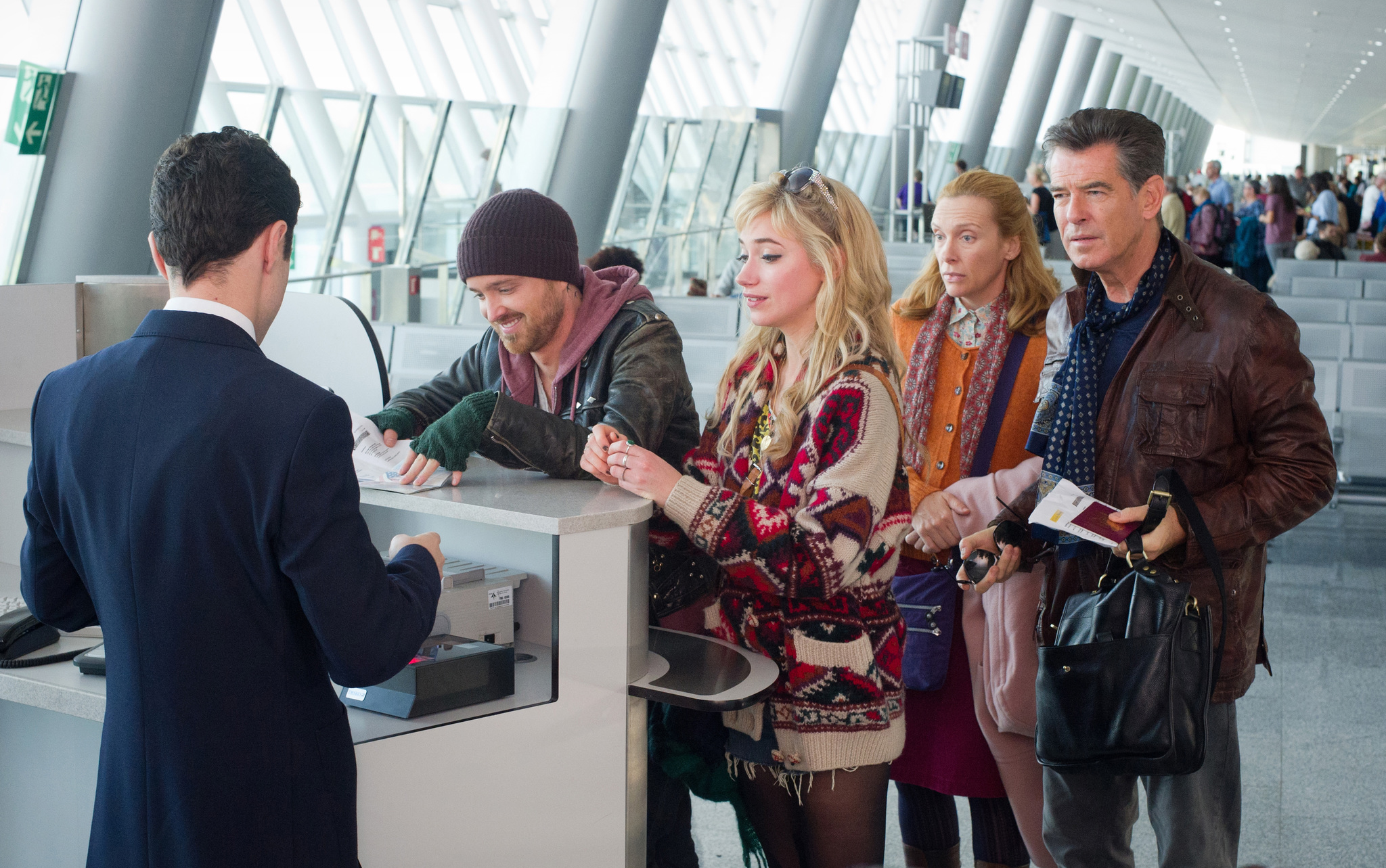 Still of Pierce Brosnan, Toni Collette, Aaron Paul and Imogen Poots in Ilgas kelias zemyn (2014)