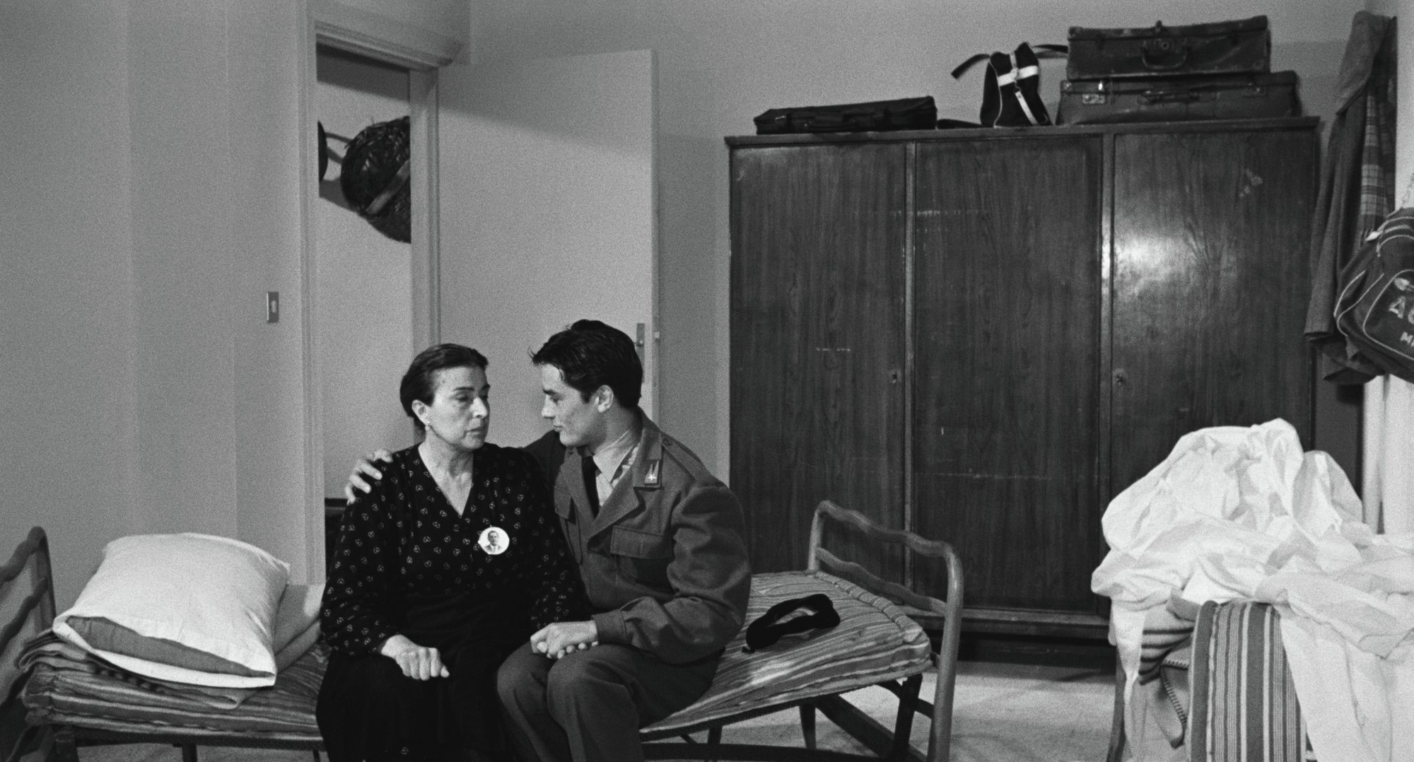 Still of Alain Delon and Katina Paxinou in Rocco e i suoi fratelli (1960)