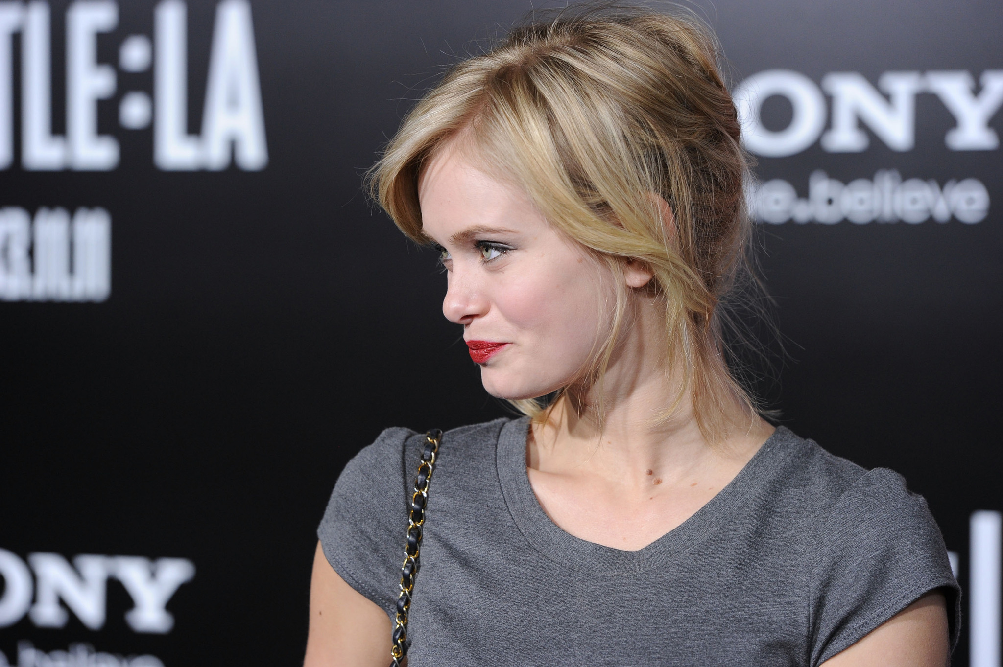 Sara Paxton at event of Pasauline invazija: musis del Los Andzelo (2011)