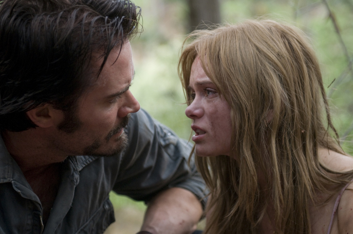 Still of Garret Dillahunt and Sara Paxton in Paskutinis namas kaireje (2009)