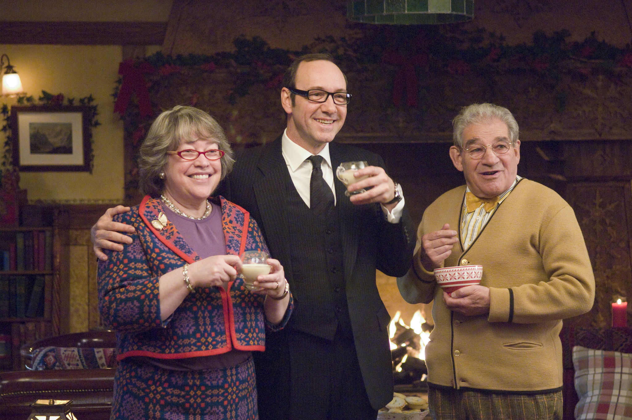 Still of Kevin Spacey, Kathy Bates and Trevor Peacock in Fredo Kaledos (2007)