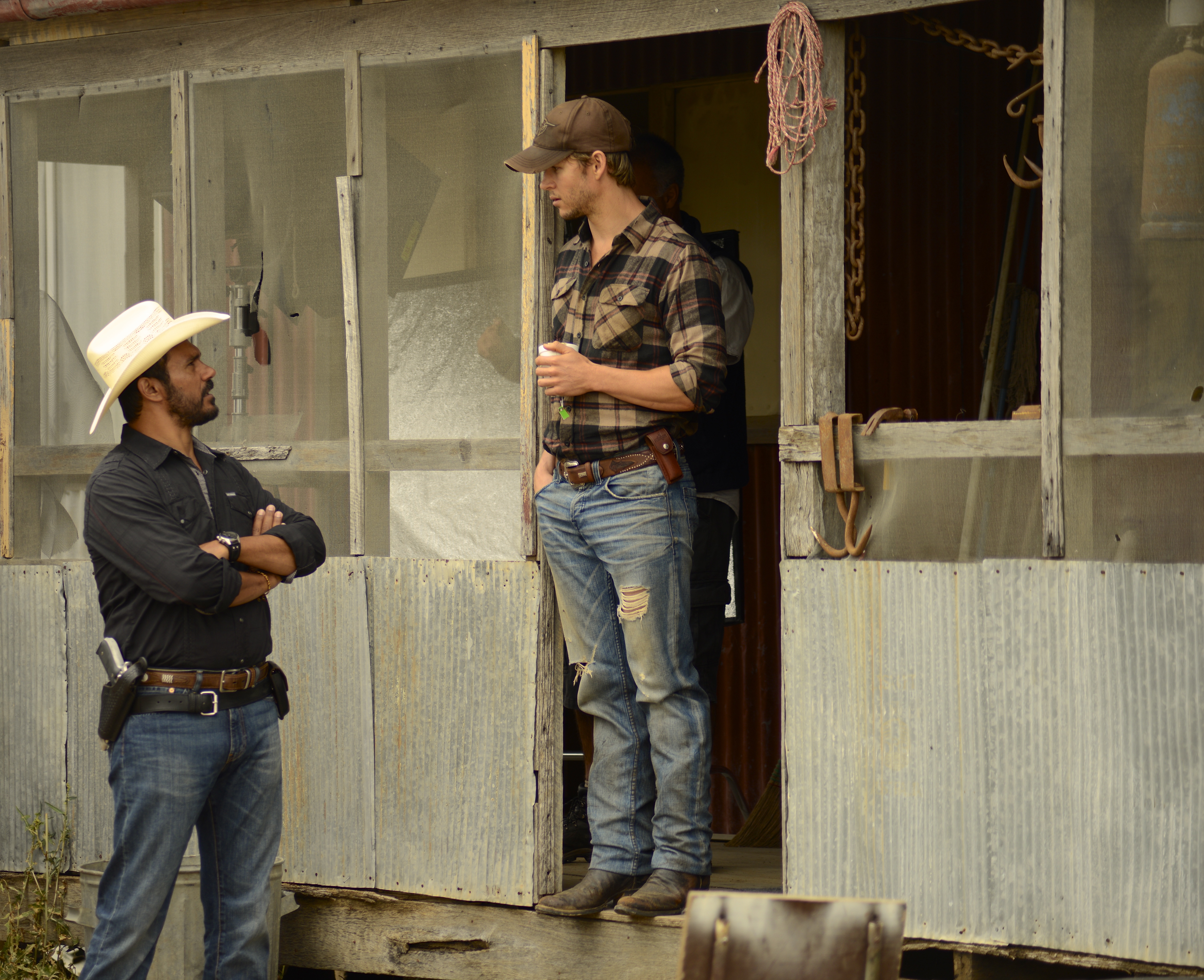 Still of Ryan Kwanten and Aaron Pedersen in Paslapciu kelias (2013)