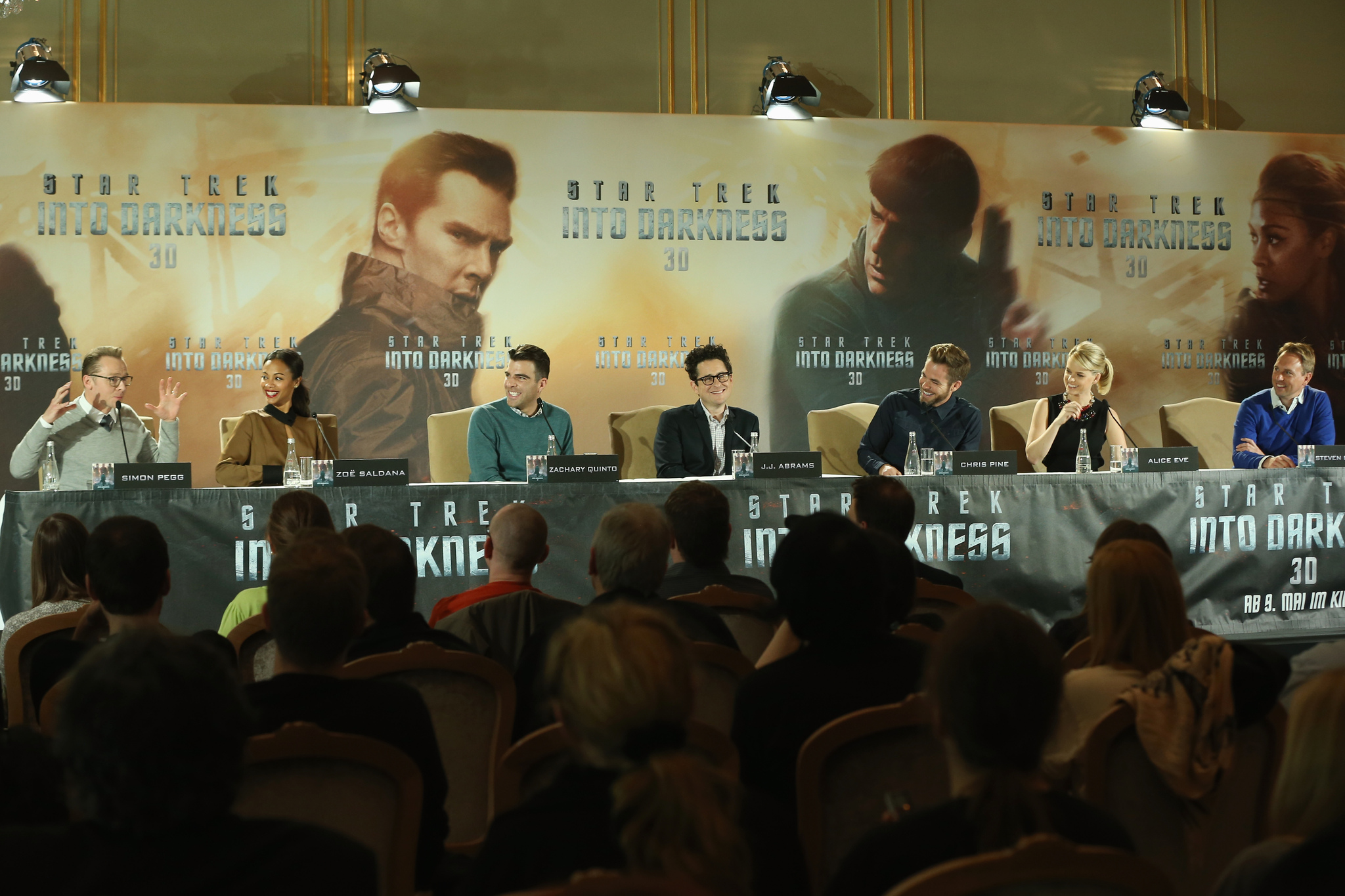 Simon Pegg, Zachary Quinto, Zoe Saldana, Alice Eve and Chris Pine at event of Tolyn i tamsa. Zvaigzdziu kelias (2013)