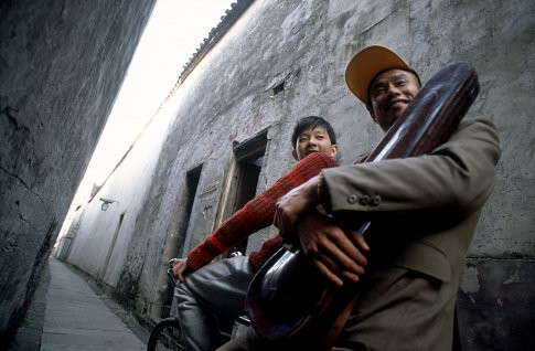 Still of Peiqi Liu and Yun Tang in He ni zai yi qi (2002)