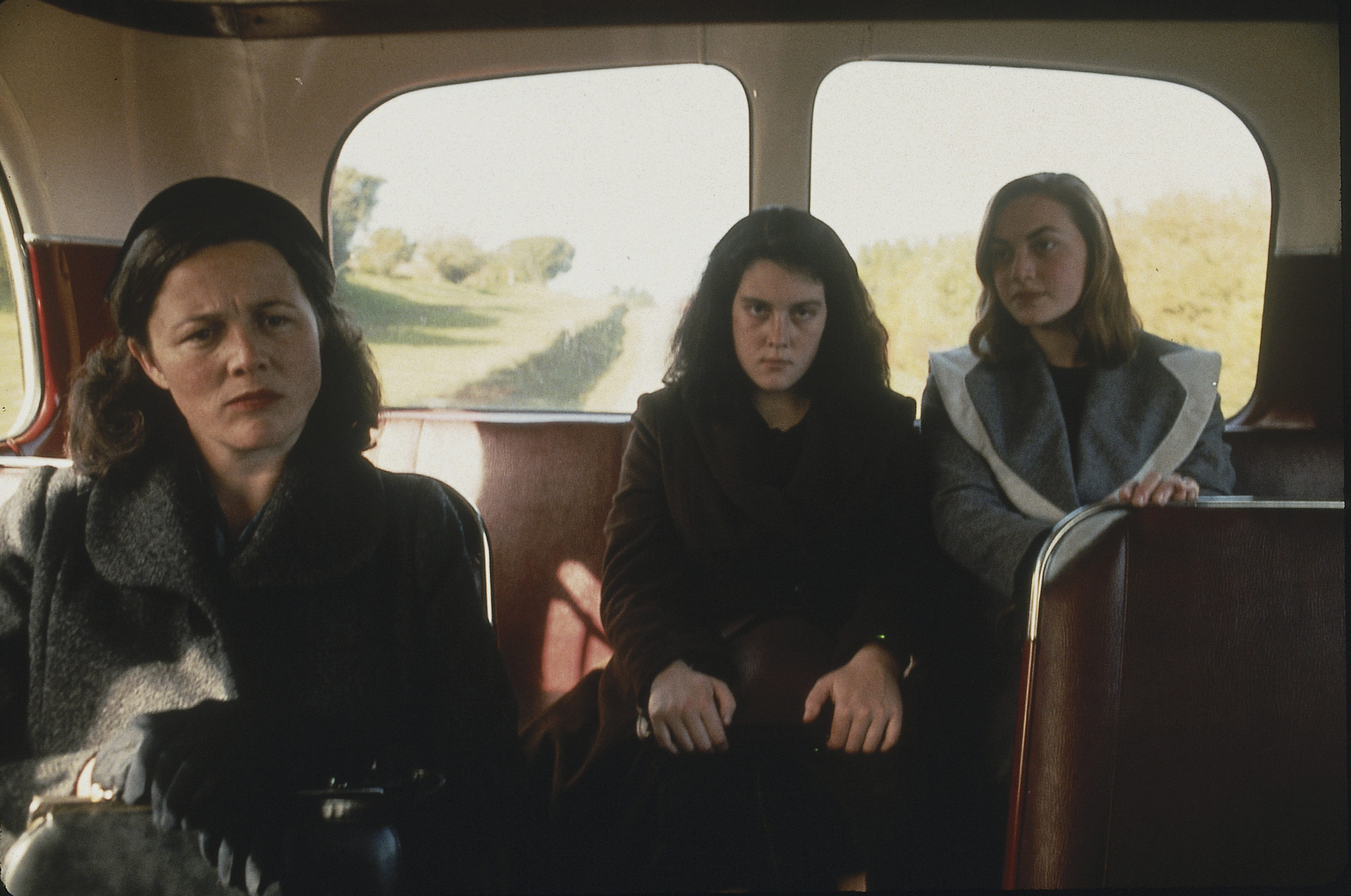 Still of Kate Winslet, Melanie Lynskey and Sarah Peirse in Heavenly Creatures (1994)