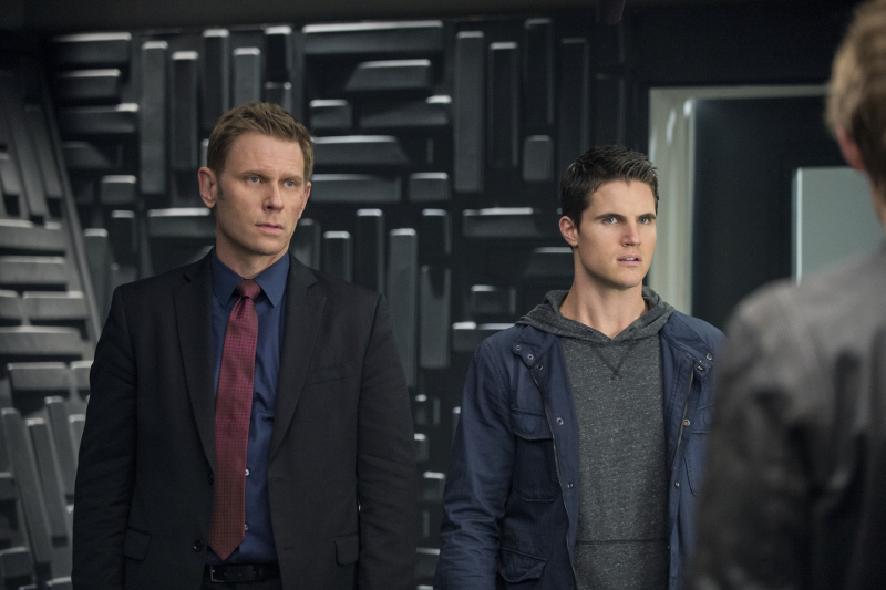 Still of Mark Pellegrino and Robbie Amell in The Tomorrow People (2013)