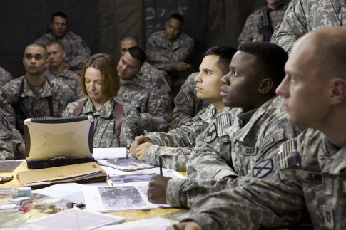 Still of Michael Peña and Derek Luke in Lions for Lambs (2007)