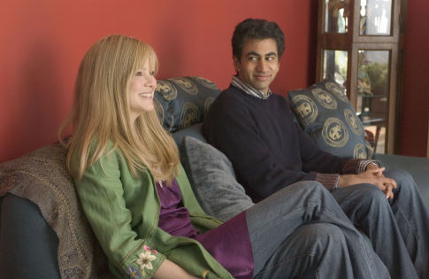 Still of Jacinda Barrett and Kal Penn in The Namesake (2006)