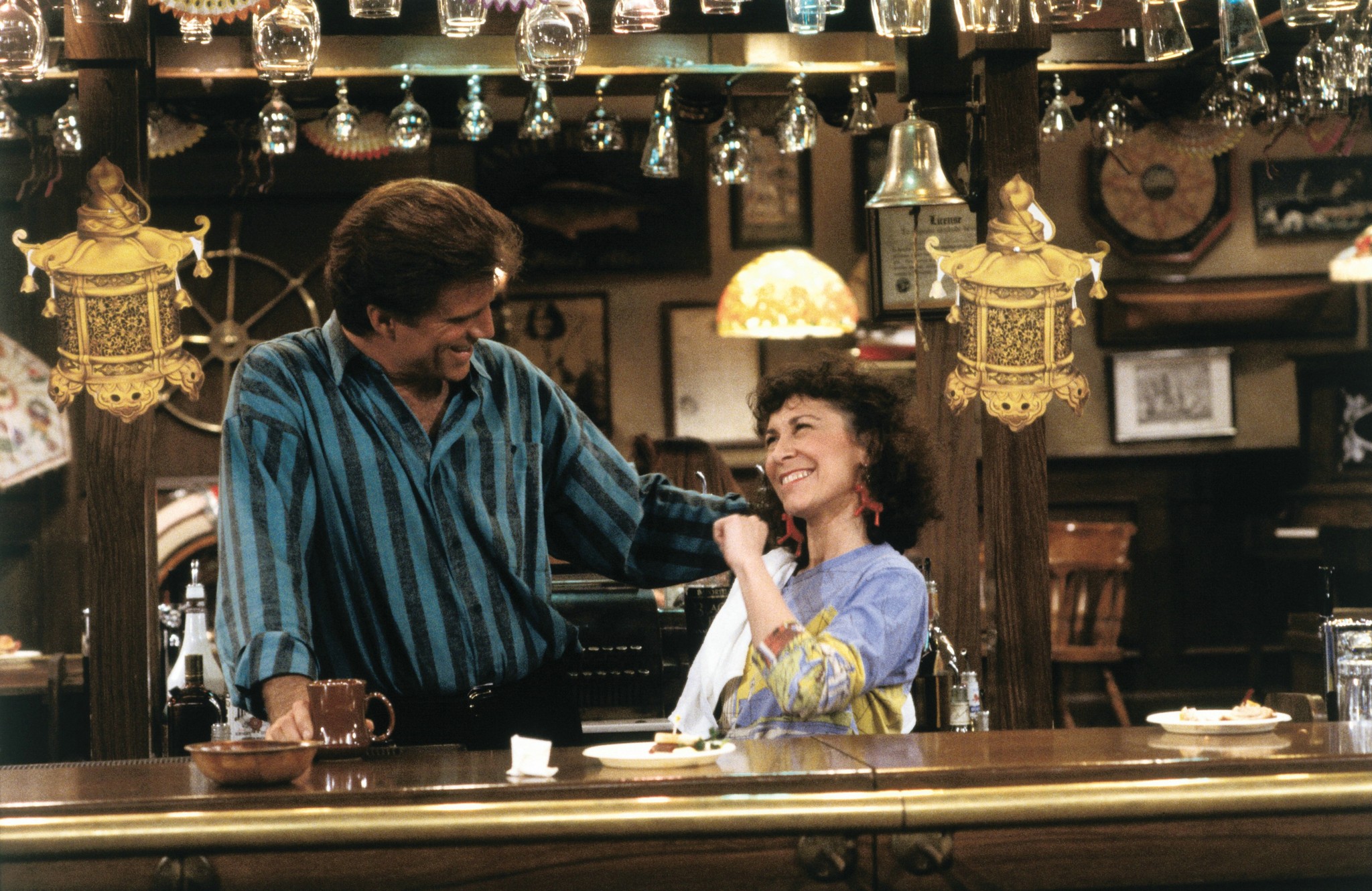 Still of Ted Danson and Rhea Perlman in Cheers (1982)