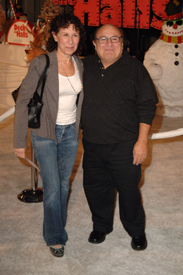 Danny DeVito and Rhea Perlman at event of Milijonas sventiniu lempuciu (2006)