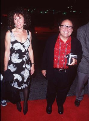 Danny DeVito and Rhea Perlman at event of Los Andzelas slaptai (1997)