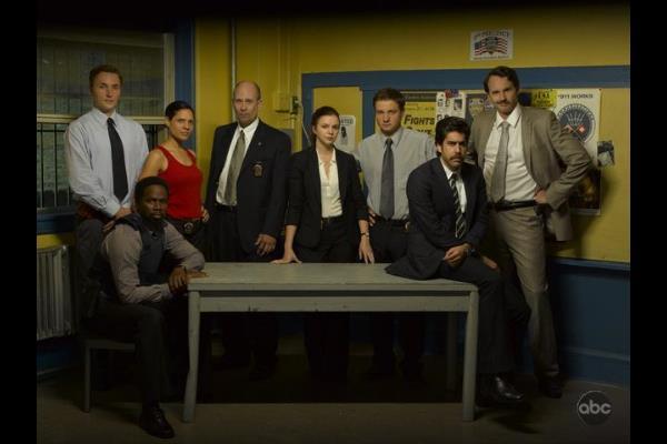 Still of Adam Goldberg, Terry Kinney, Kai Lennox, Harold Perrineau, Amber Tamblyn, Monique Gabriela Curnen and Joshua Close in The Unusuals (2009)