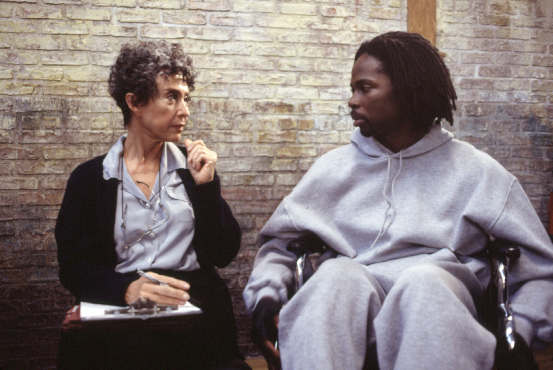 Still of Rita Moreno and Harold Perrineau in Ozas (1997)