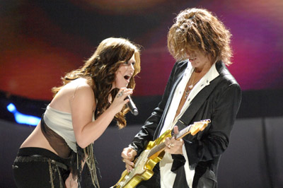 Joe Perry and Kelly Clarkson at event of American Idol: The Search for a Superstar (2002)